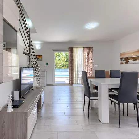 Oli-b By Interhome Ližnjan